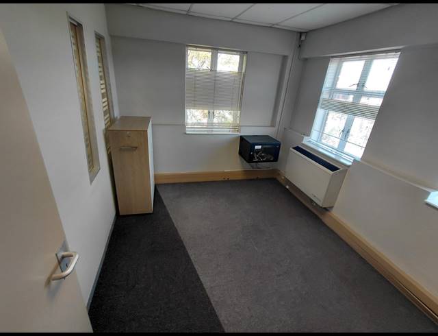 104M² OFFICE TO LET IN FOURWAYS